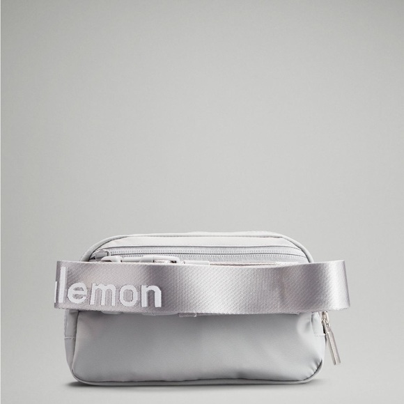 Lululemon Everywhere Belt Bag 1 L - Picture 2 of 5